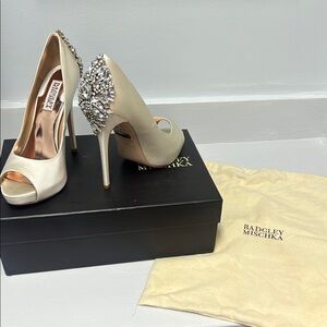 ❤️ Badgley Mischka Cream Crystal Embellished Heels